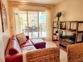 Apartamento con piscina y vistas a la montaña